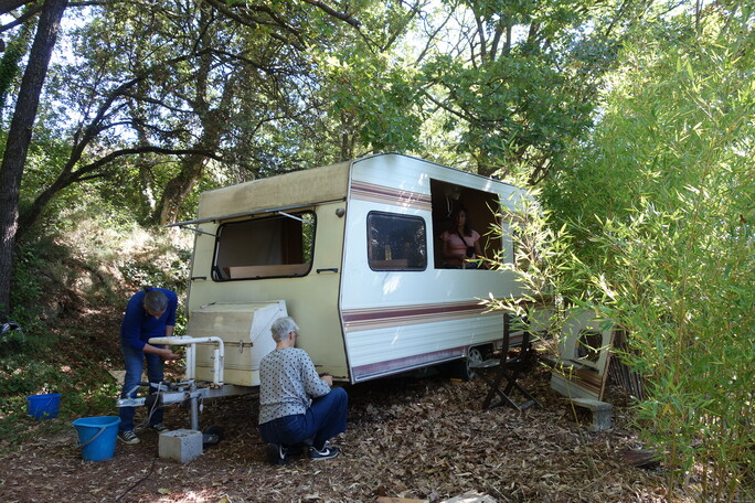 Chantier de la caravane. Le guichet est percé
